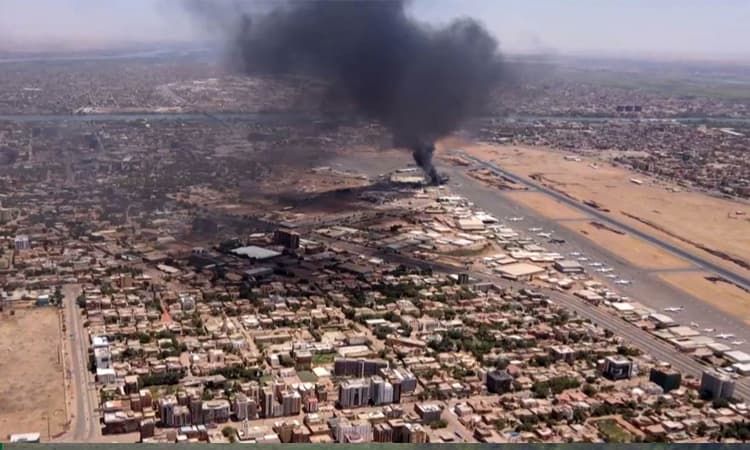 সুদানের যুদ্ধের ধ্বংসস্তূপে লাশ সামলানোর লড়াই- খবরের থাম্বনেইল ফটো
