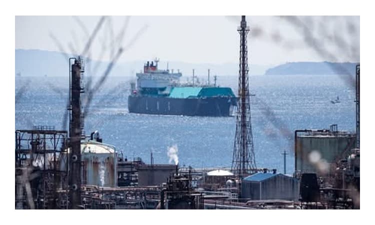 দীর্ঘ বিরতির পর হরমুজ প্রণালী পার হলো এলএনজি বোঝাই জাহাজ- খবরের থাম্বনেইল ফটো