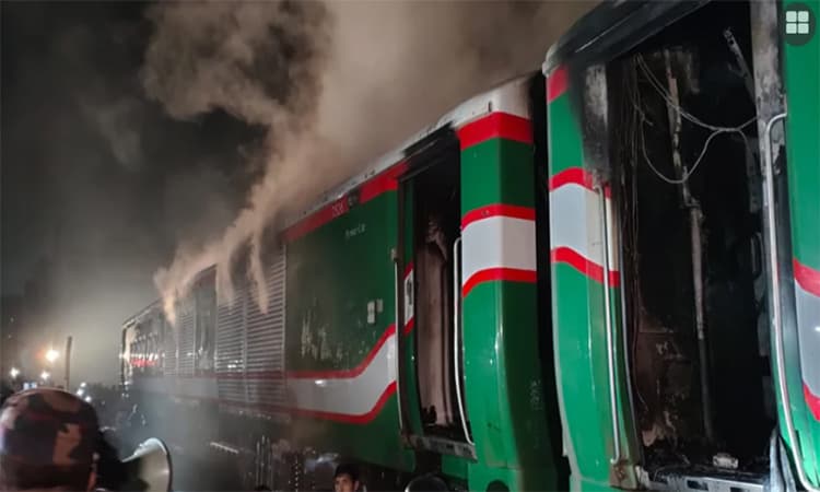 হাতীবান্ধায় চলন্ত ট্রেনে আগুন; দ্রুত থামিয়ে দুর্ঘটনা এড়ালেন চালক- খবরের ইমেজ Image