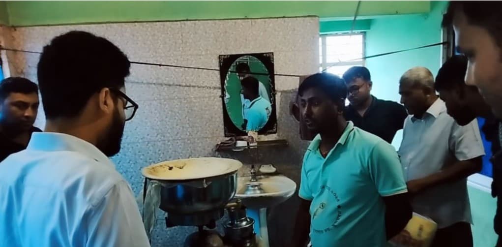 সাতক্ষীরায় নকল দুধ তৈরির উপাদান জব্দ - খবরের ইমেজ Image