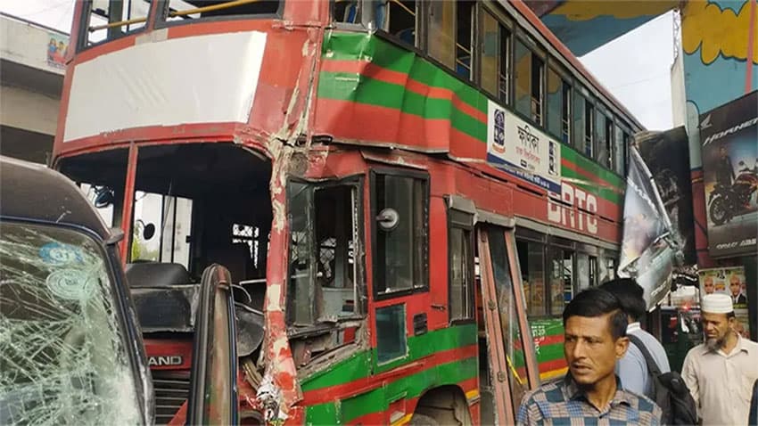 ঢাকা বিশ্ববিদ্যালয়ের ক্ষণিকা বাস দুর্ঘটনায় ৮ শিক্ষার্থী আহত- খবরের ইমেজ Image