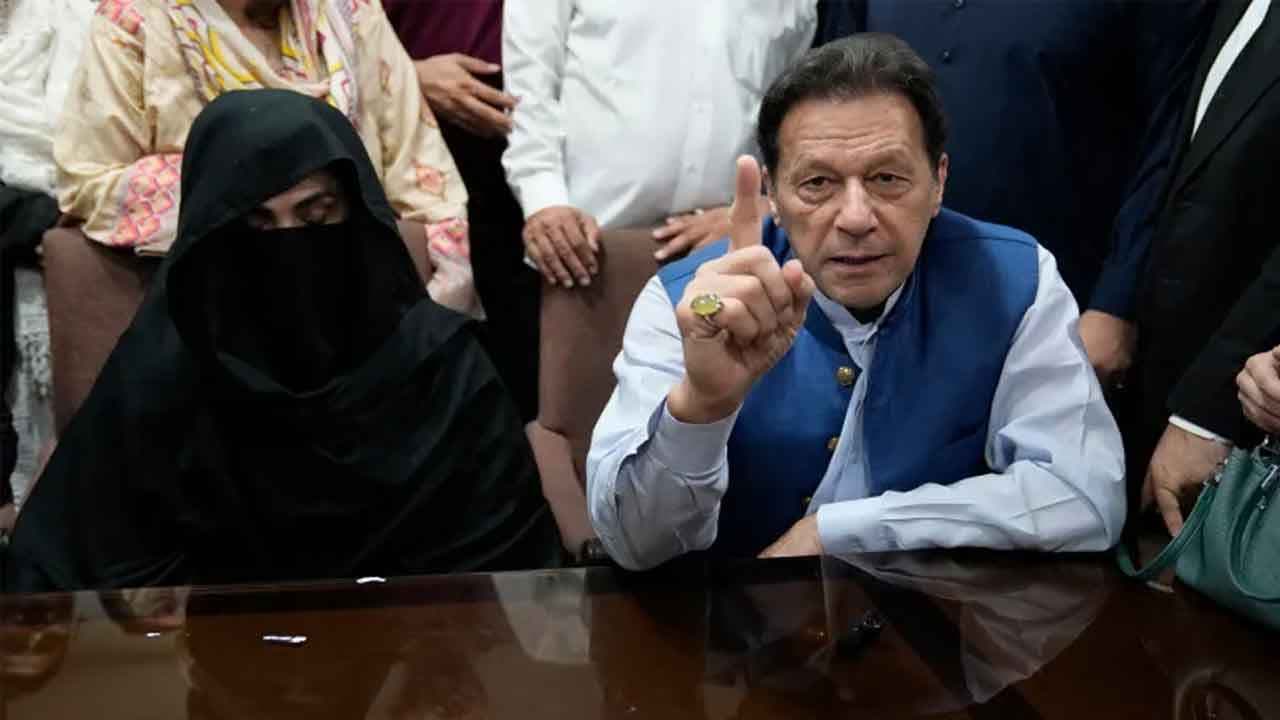 তোশাখানা দুর্নীতি মামলায় ইমরান খান ও তার স্ত্রীর ১৭ বছরের কারাদণ্ড- খবরের থাম্বনেইল ফটো