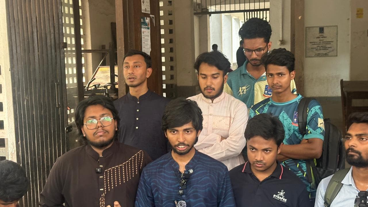 ডাকসুর সাহিত্য সম্পাদক মুসাদ্দিককে হেনস্তার অভিযোগ ছাত্রদল নেতার বিরুদ্ধে - খবরের ইমেজ Image