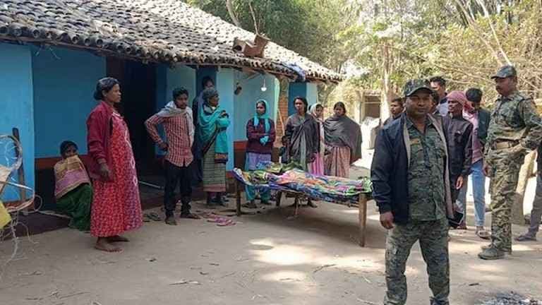 ‘ডাইনি’ অপবাদ দিয়ে শিশুসহ নারীকে পুড়িয়ে হত্যা- খবরের থাম্বনেইল ফটো