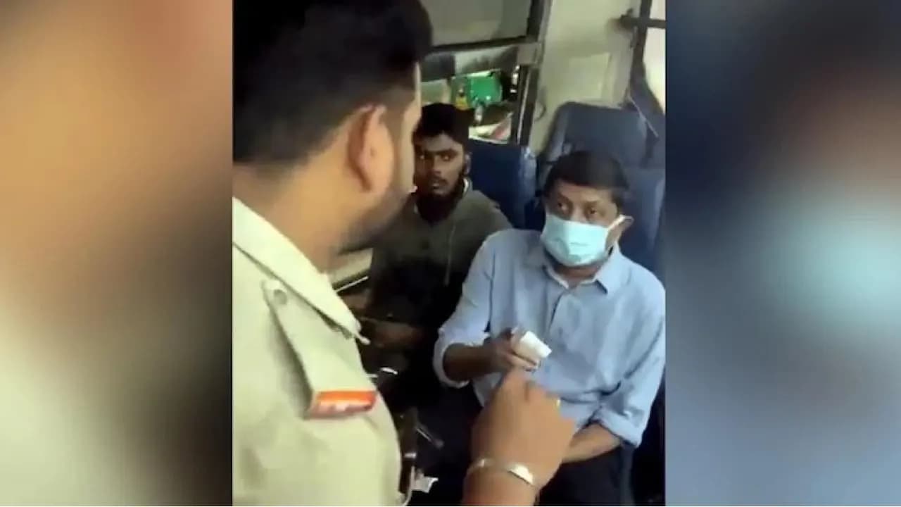 মাস্ক পরে বাসে উঠলেন মন্ত্রী, ভাংতি না থাকায় নামিয়ে দিলেন কন্ডাক্টর- খবরের ইমেজ Image