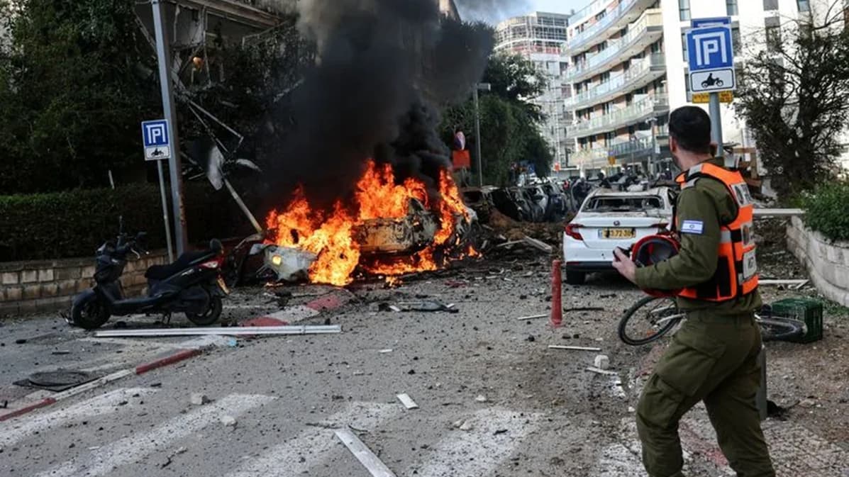 ইসরায়েলে ক্ষেপণাস্ত্র হামলা ইরানের, ব্যাপক ক্ষয়ক্ষতি- খবরের ইমেজ Image