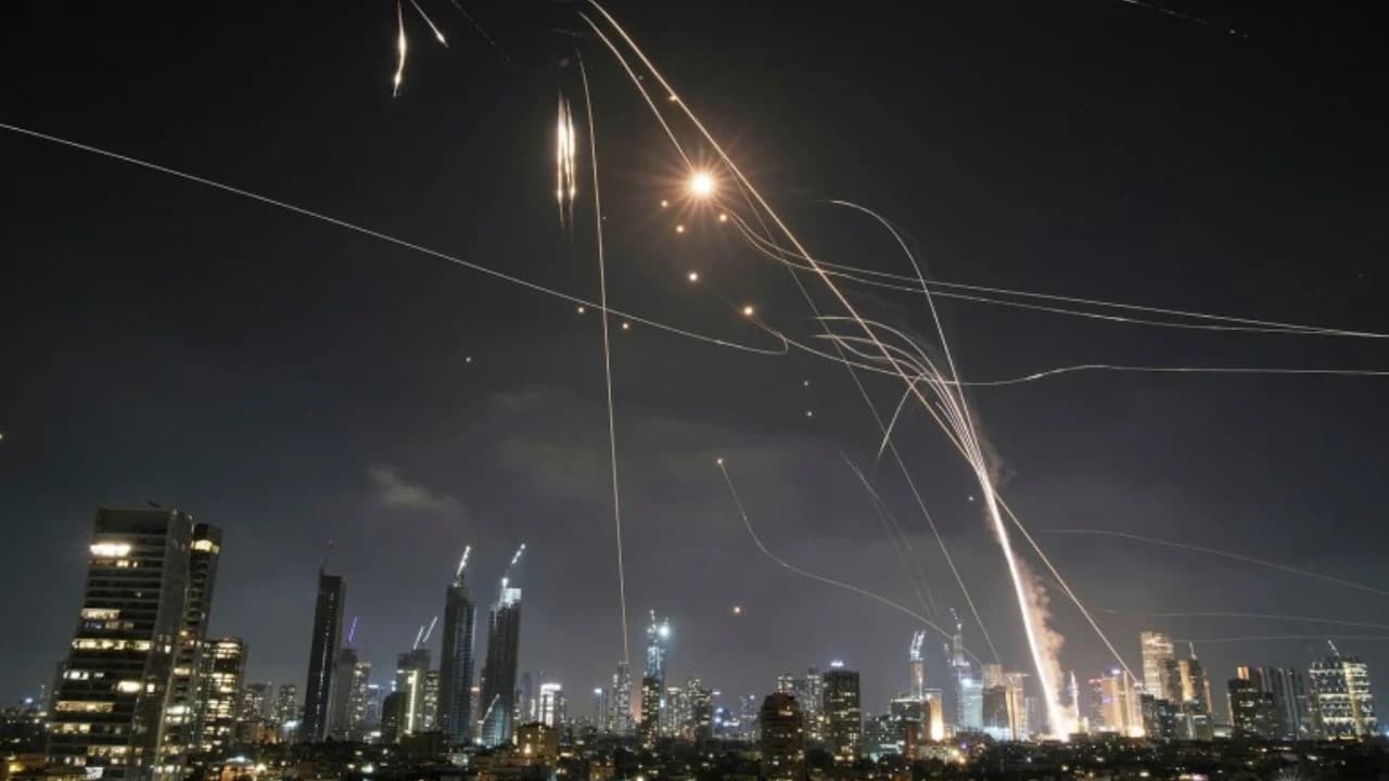 ইসরাইলে পর পর ক্ষেপণাস্ত্র হামলা ইরানের- খবরের থাম্বনেইল ফটো