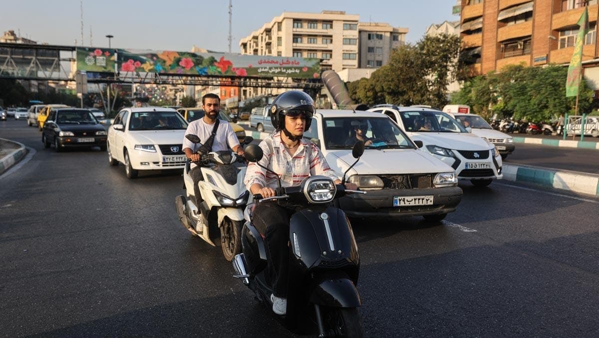নারীদের মোটরসাইকেল চালানোর লাইসেন্স দিচ্ছে ইরান- খবরের থাম্বনেইল ফটো