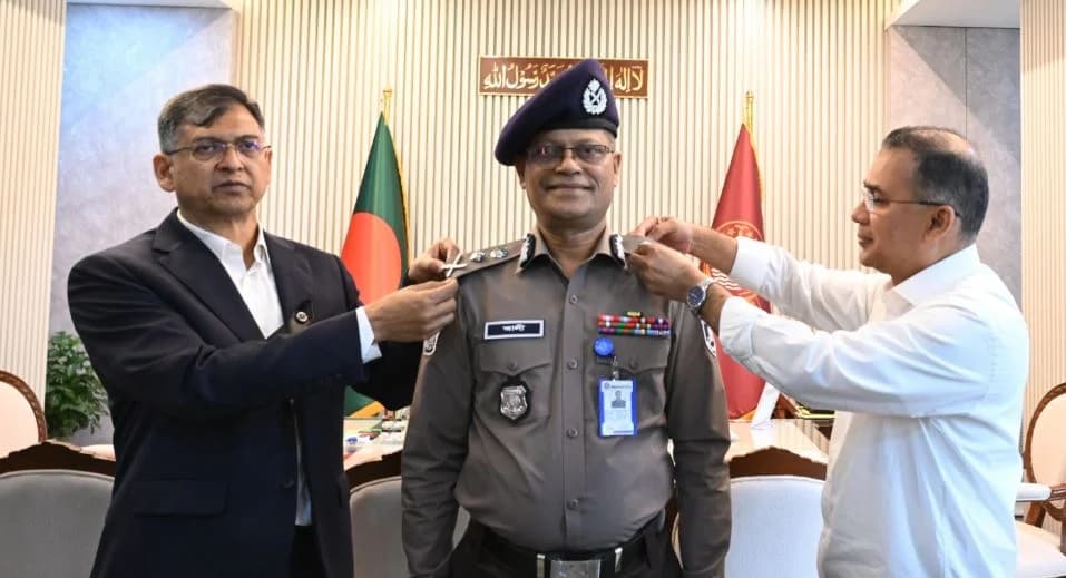 নতুন আইজিপির র‍্যাঙ্ক ব্যাজ পরিধান- খবরের থাম্বনেইল ফটো