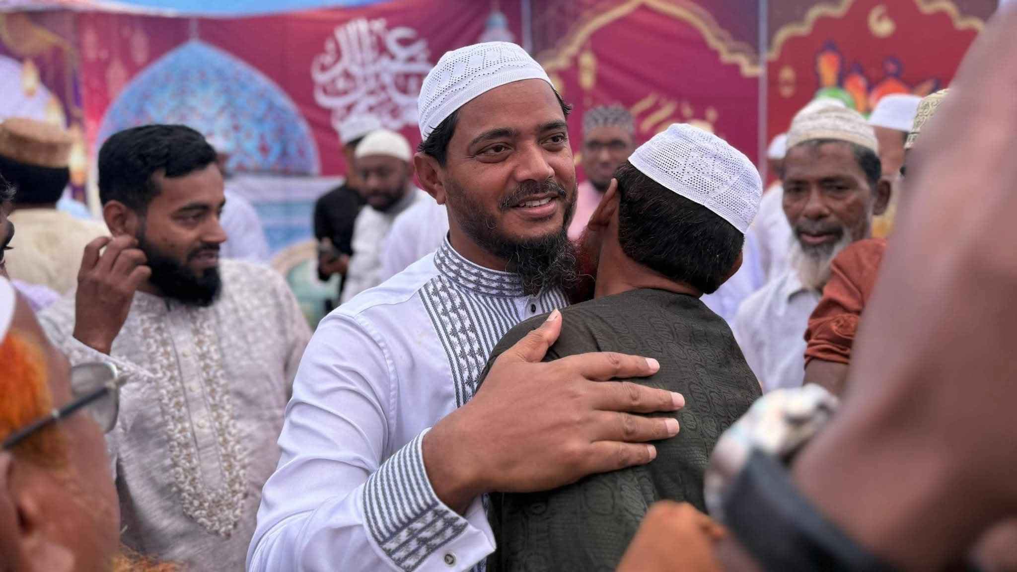 রাজধানীতে মুসল্লিদের সঙ্গে ঈদের শুভেচ্ছা বিনিময় করলেন জামায়াত নেতারা- খবরের থাম্বনেইল ফটো