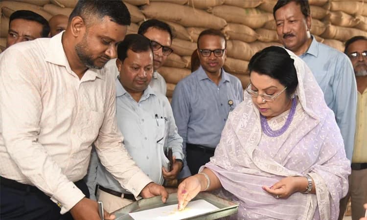 রাজধানীর তেজগাঁও সিএসডিতে খাদ্যমন্ত্রীর আকস্মিক পরিদর্শন- খবরের ইমেজ Image