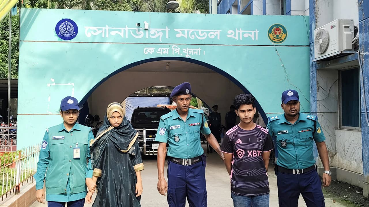 বাবা হত্যায় কিশোর ছেলে ও ছেলের নববিবাহিত স্ত্রীর দায় স্বীকার- খবরের থাম্বনেইল ফটো