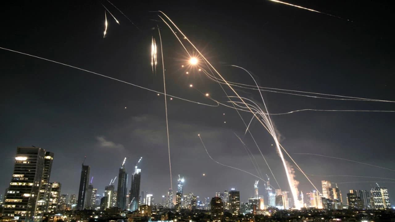 ইরানের ক্লাস্টার হামলায় ইসরাইলের আয়রন ডোমে চ্যালেঞ্জ- খবরের থাম্বনেইল ফটো