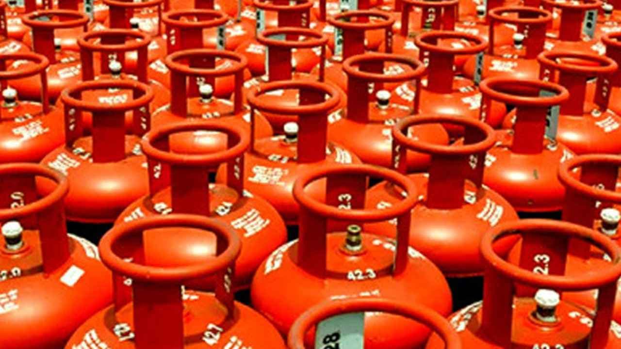 এক লাফে ৩৫৭ টাকা কমল ১২ কেজি এলপিজির দাম- খবরের থাম্বনেইল ফটো