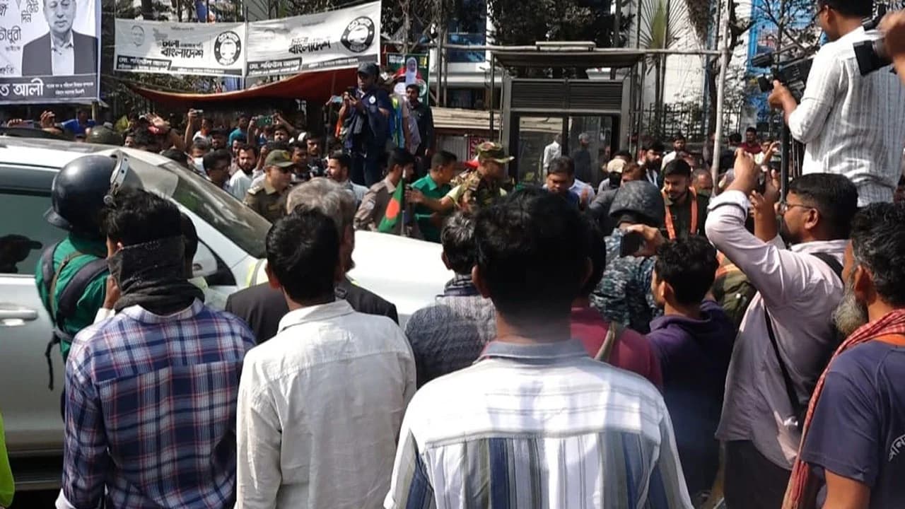 নৌ পরিবহন উপদেষ্টার গাড়ি আটকে চেয়ারম্যান অপসারণের দাবি- খবরের থাম্বনেইল ফটো