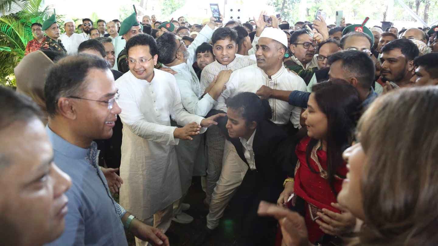 প্রধানমন্ত্রীর ঈদ শুভেচ্ছা বিনিময়, যমুনায় জনস্রোত- খবরের থাম্বনেইল ফটো