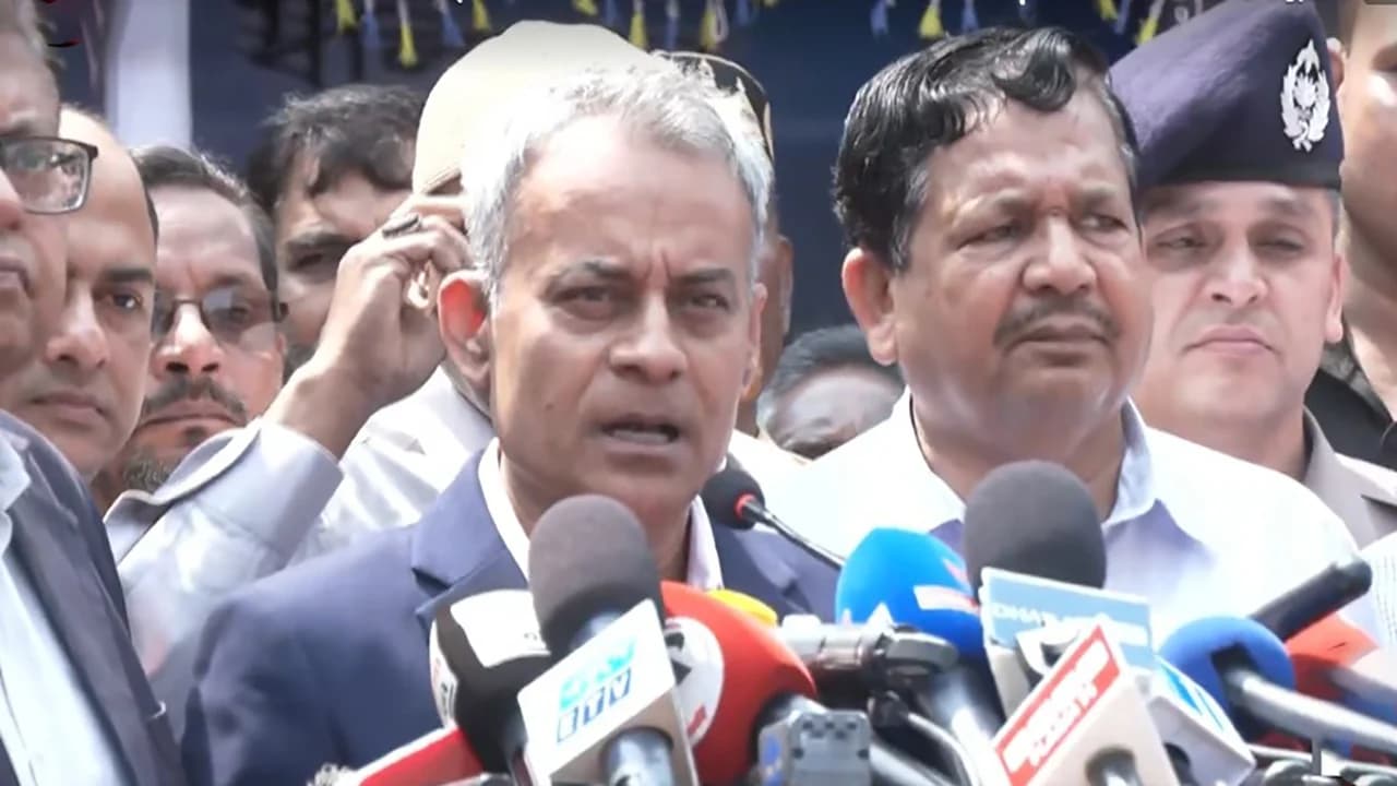 ঈদে দু-একটি পরিবহন ভাড়া কম নিচ্ছে- খবরের থাম্বনেইল ফটো