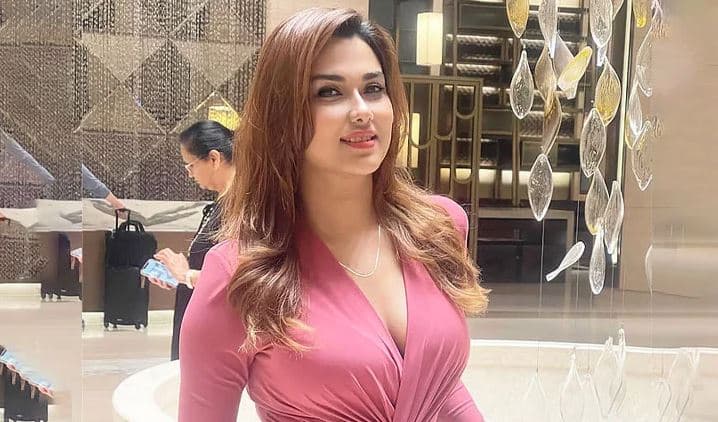 আত্মসমর্পণ করে জামিন পেলেন অভিনেত্রী ববি- খবরের ইমেজ Image