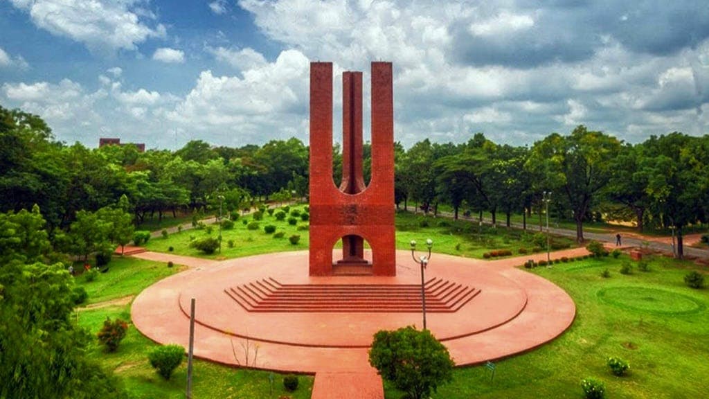 জাবিতে র‍্যাগিংয়ের দায়ে ১২ জনকে সাময়িক বহিষ্কার - খবরের থাম্বনেইল ফটো