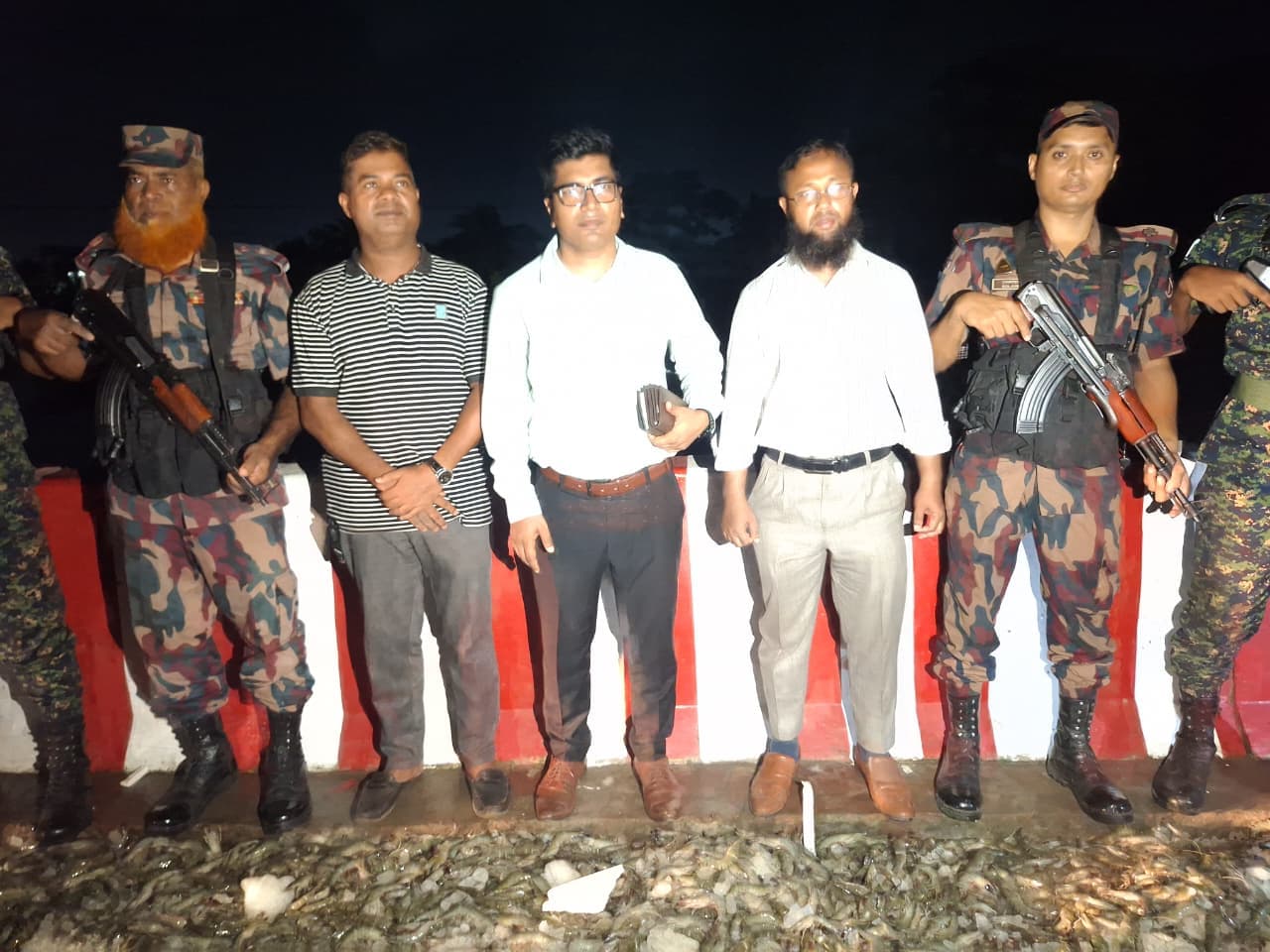 সাতক্ষীরায় জেলি পুশকৃত ৮২০ কেজি চিংড়ি মাছ জব্দ, ১জনকে কারাদন্ড- খবরের থাম্বনেইল ফটো