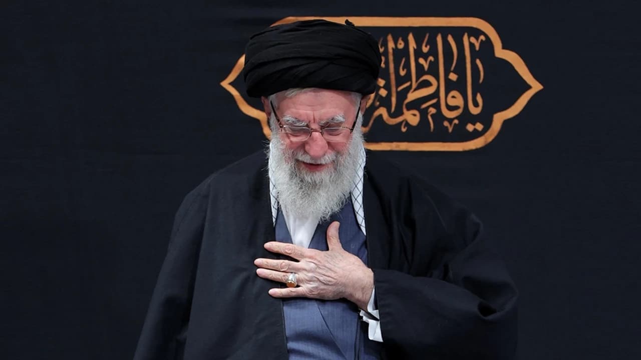 কে হবে খামেনির উত্তরসূরি?- খবরের থাম্বনেইল ফটো