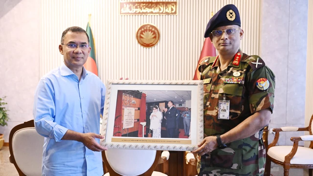 প্রধানমন্ত্রীর সঙ্গে বেপজার নির্বাহী চেয়ারম্যানের সাক্ষাৎ- খবরের থাম্বনেইল ফটো