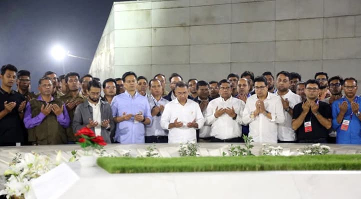 মা-বাবার কবর জিয়ারতের মাধ্যমে নির্বাচনি প্রচারণা শেষ করলেন তারেক রহমান- খবরের থাম্বনেইল ফটো