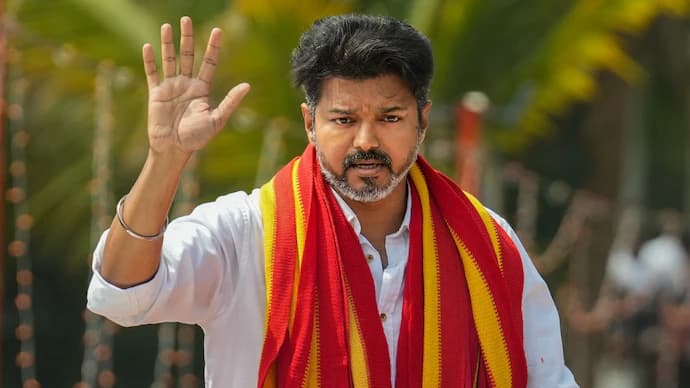 ৭১৭ মদের দোকান বন্ধের নির্দেশ তামিলনাড়ুর মুখ্যমন্ত্রী বিজয়ের- খবরের থাম্বনেইল ফটো