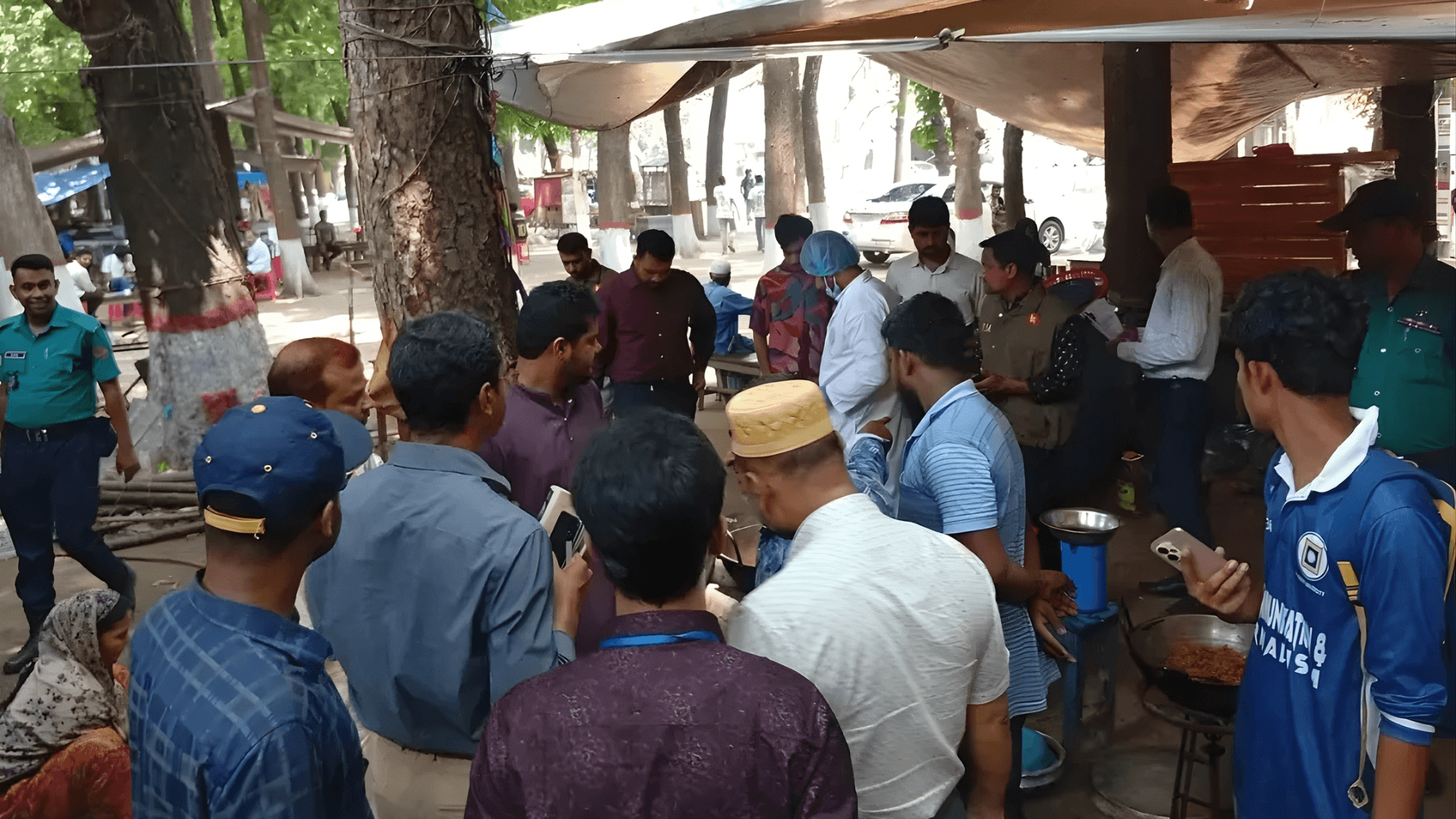 রাবিতে ভ্রাম্যমাণ নিরাপদ খাদ্য অভিযান ও জরিমানা- খবরের ইমেজ Image