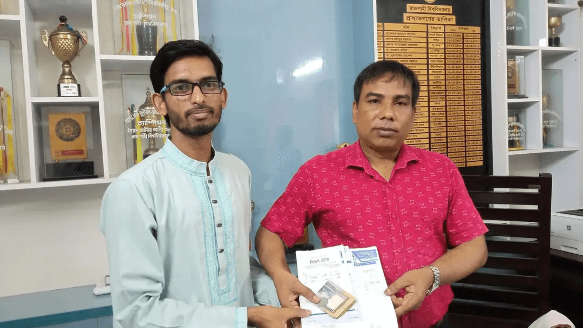 বৈশাখী উৎসবের অনুষ্ঠান শেষে উদ্বৃত্ত টাকা ফেরত দিল রাবির হল সংসদ- খবরের থাম্বনেইল ফটো