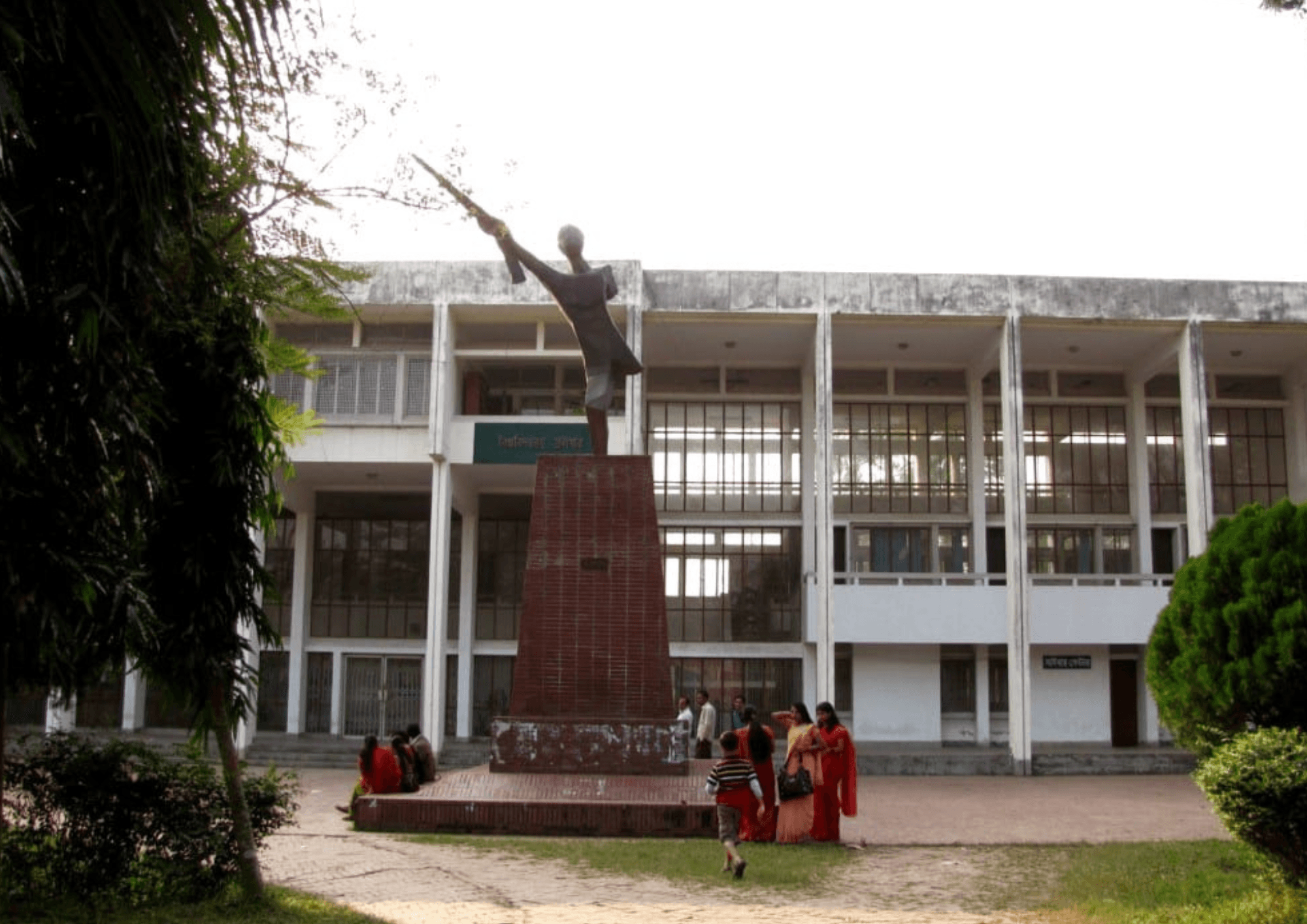 জাবি গ্রন্থাগারের কর্মকর্তার বিরুদ্ধে জাল সনদে চাকরি নেওয়ার অভিযোগ, কাল বসবেন আরেক পদের ভাইভায়- খবরের ইমেজ Image