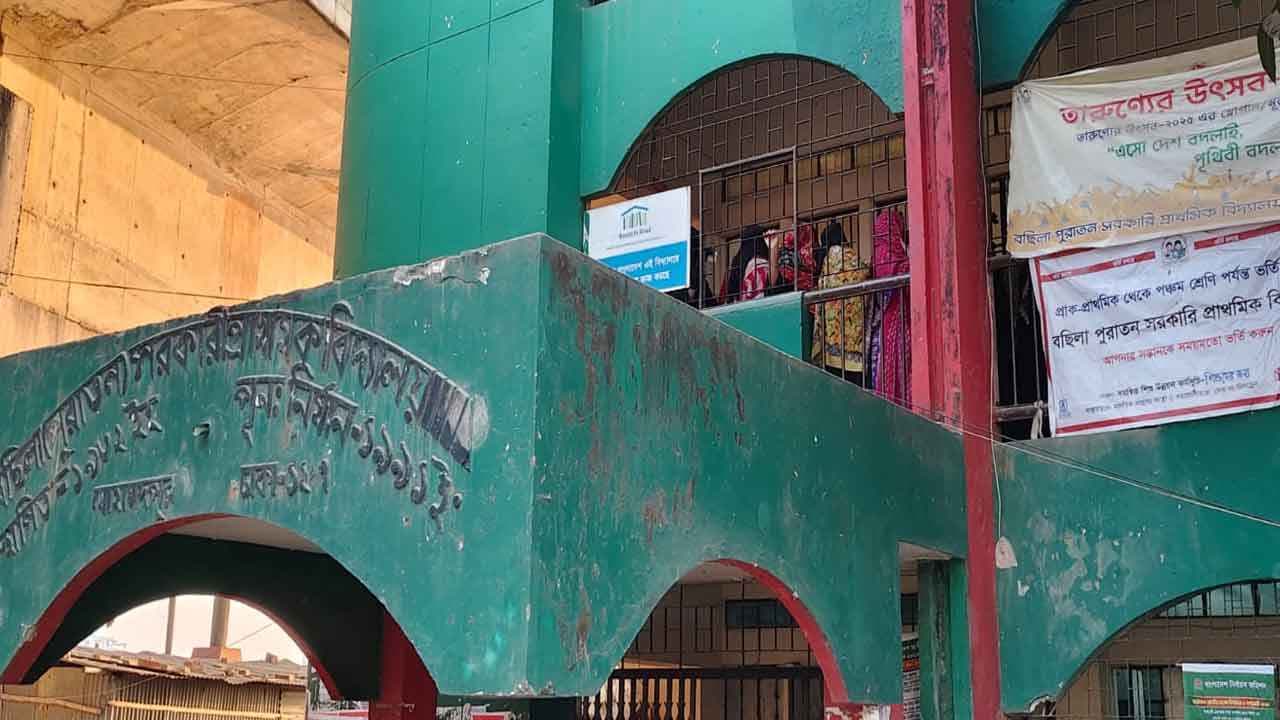 বিকেল ৫টার পরও ভোট দিতে নারীদের দীর্ঘ লাইন- খবরের থাম্বনেইল ফটো