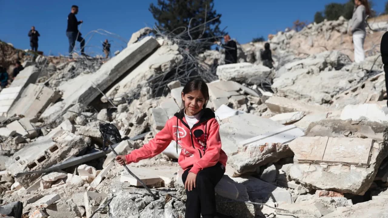 পশ্চিম তীরে ফিলিস্তিনিদের বাড়ি উচ্ছেদ অব্যাহত, ৯০০-এর বেশি বাস্তুচ্যুত- খবরের থাম্বনেইল ফটো