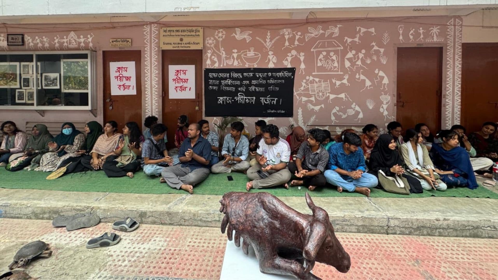 রাবি শিক্ষকের বরখাস্তের দাবিতে শিক্ষার্থীদের ক্লাস-পরীক্ষা বর্জন- খবরের থাম্বনেইল ফটো
