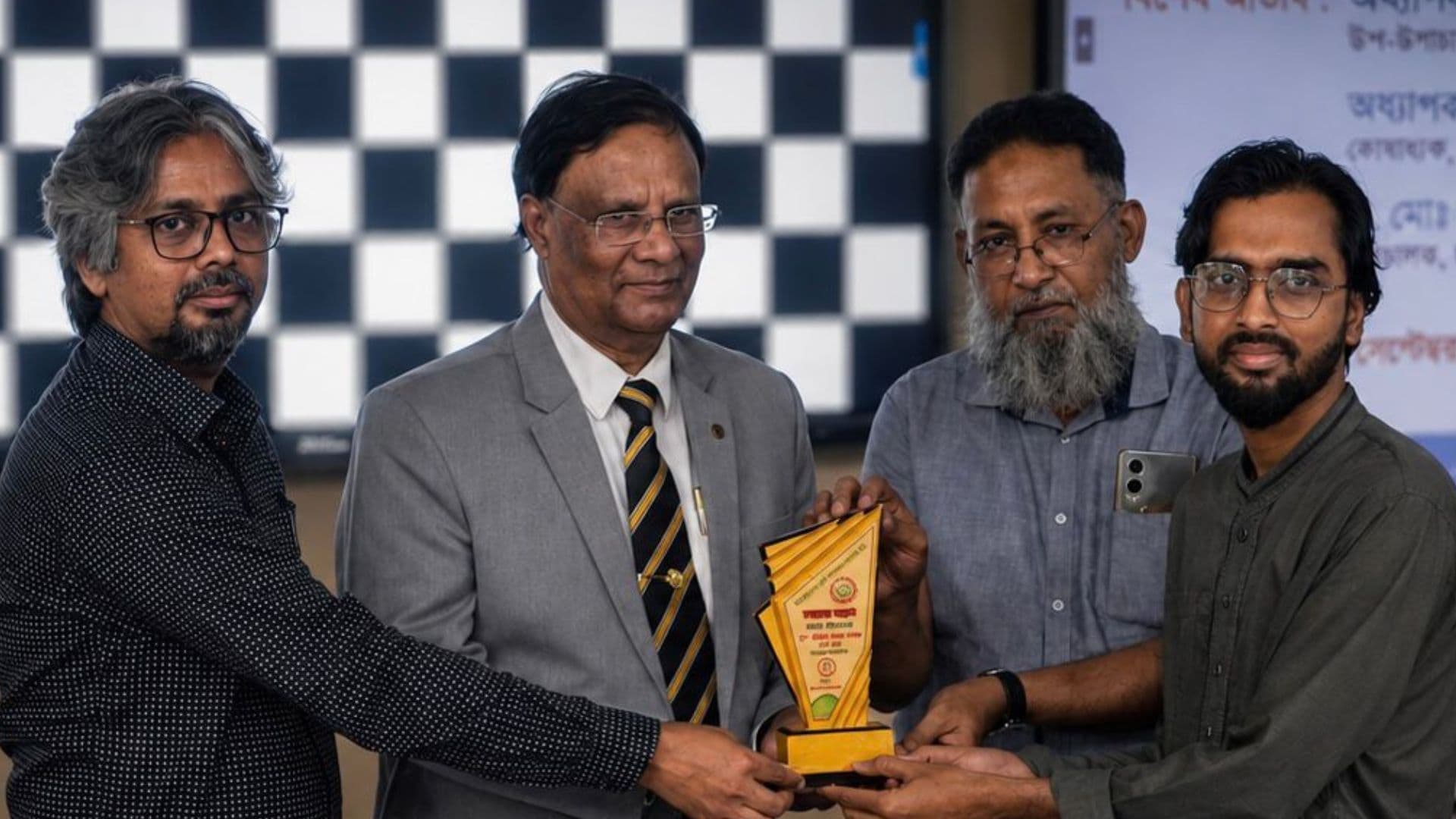 যবিপ্রবিসাসের "বর্ষসেরা প্রতিবেদক" ঢাকামেইল প্রতিবেদক তারেক- খবরের থাম্বনেইল ফটো