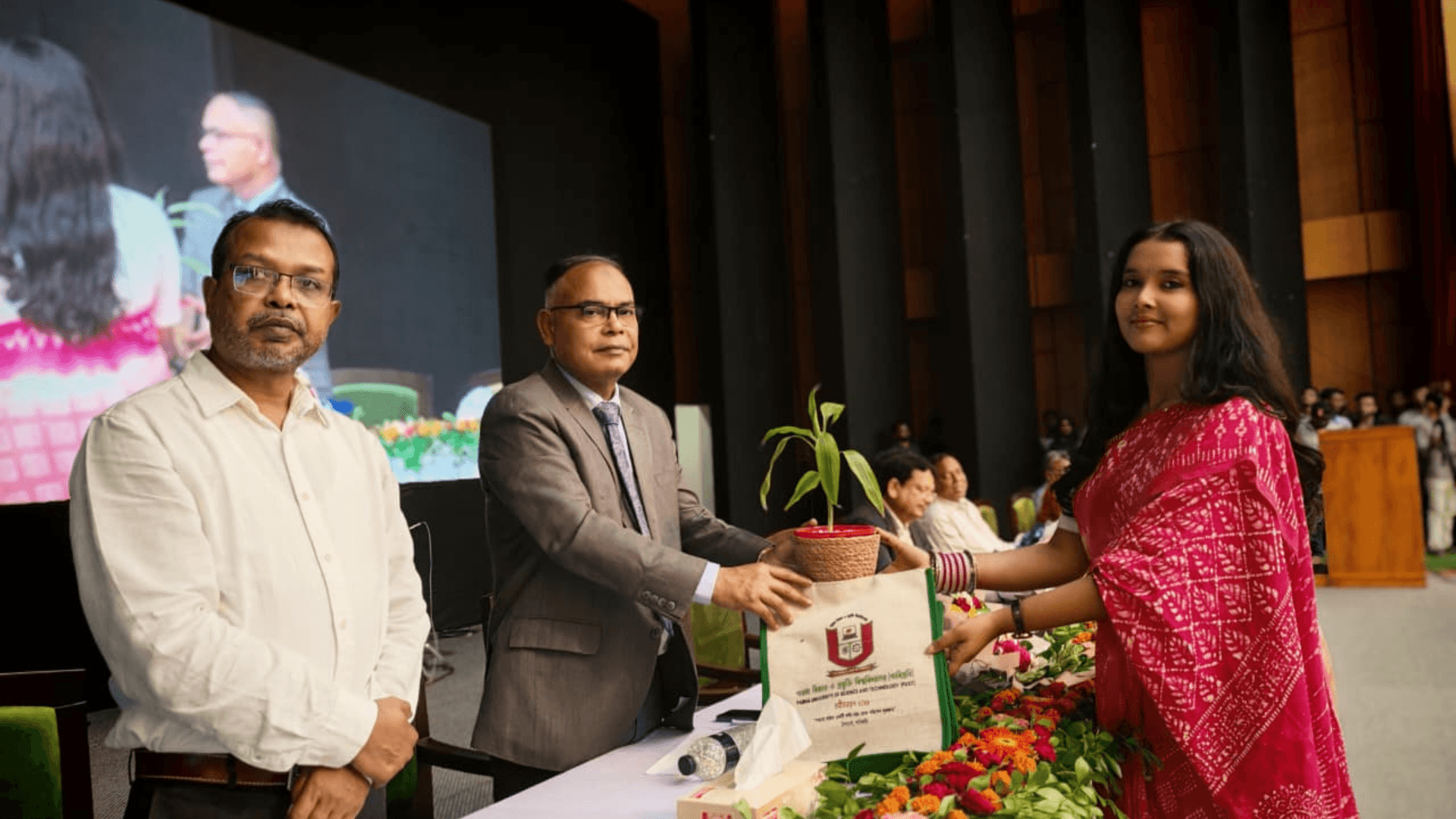 গাছের চারা ও পাটের ব্যাগে উষ্ণ অভ্যর্থনা, পাবিপ্রবিতে নবীনবরণ অনুষ্ঠিত- খবরের ইমেজ Image