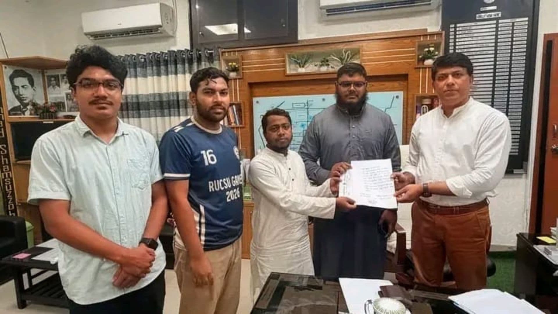 ভর্তি সহায়তা বুথ থেকে হারানো আইফোনের ক্ষতিপূরণ দিলো ছাত্রশিবির - খবরের থাম্বনেইল ফটো