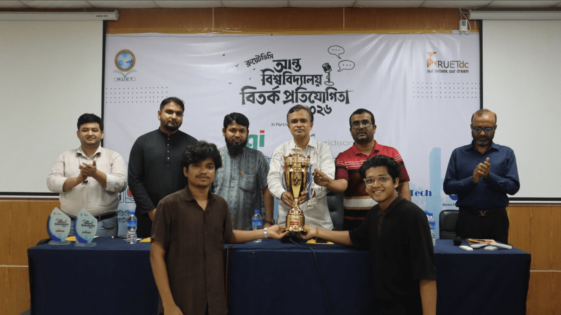 রুয়েটে বিতর্ক প্রতিযোগিতায় চ্যাম্পিয়ন চট্টগ্রাম বিশ্ববিদ্যালয়- খবরের ইমেজ Image