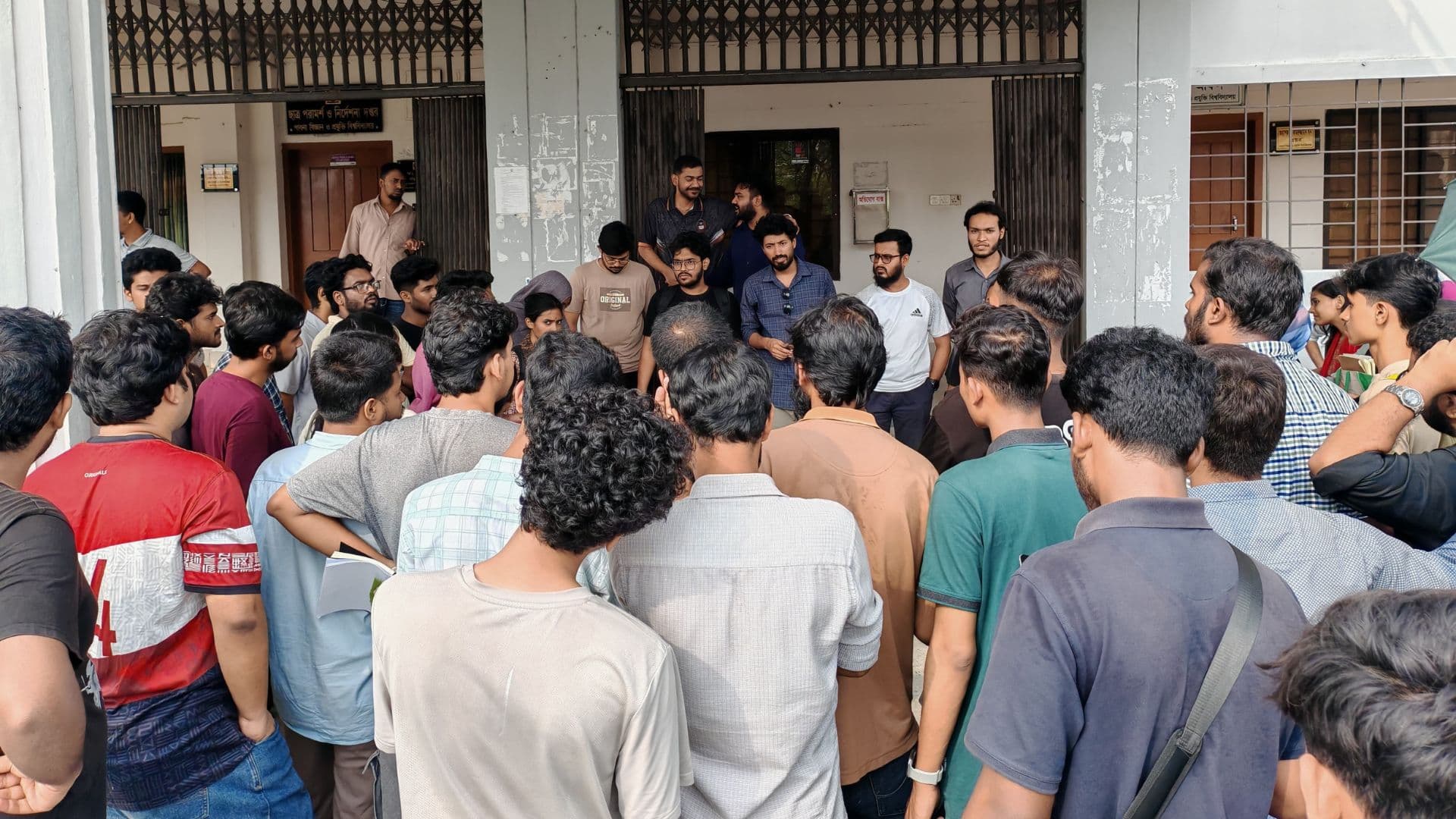 পাবিপ্রবির স্থাপত্য বিভাগের চেয়ারম্যানের পদত্যাগের দাবিতে বিভাগে তালা- খবরের থাম্বনেইল ফটো