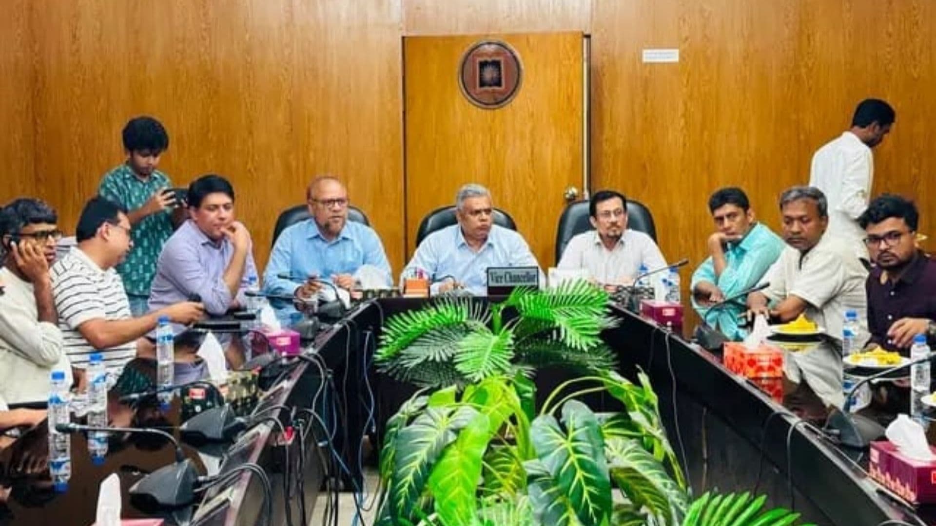 দুর্যোগে নেপালি শিক্ষার্থীদের পাশে থাকার আশ্বাস রাবি প্রশাসনের- খবরের থাম্বনেইল ফটো