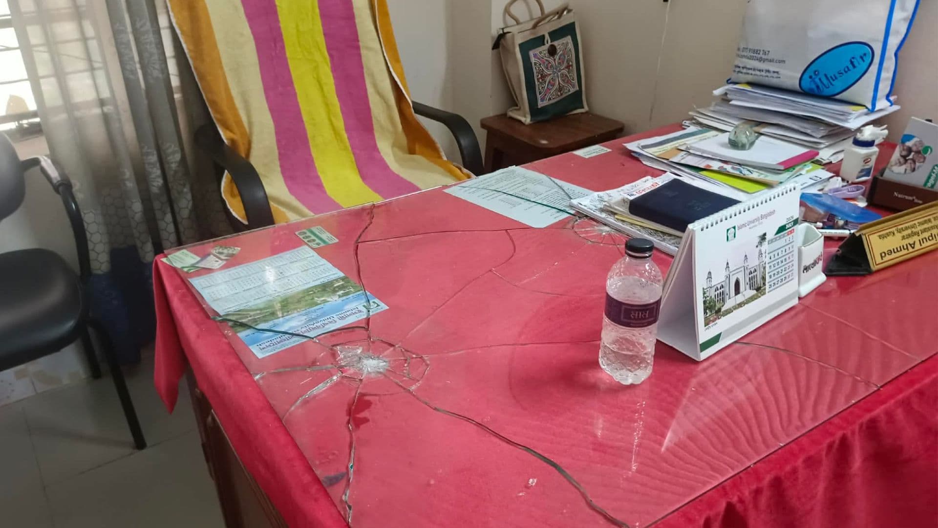 ইবিতে নিষিদ্ধ ঘোষিত আওয়ামীপন্থী শিক্ষক-কর্মকর্তাদের ওপর ছাত্রদলের হামলা- খবরের থাম্বনেইল ফটো