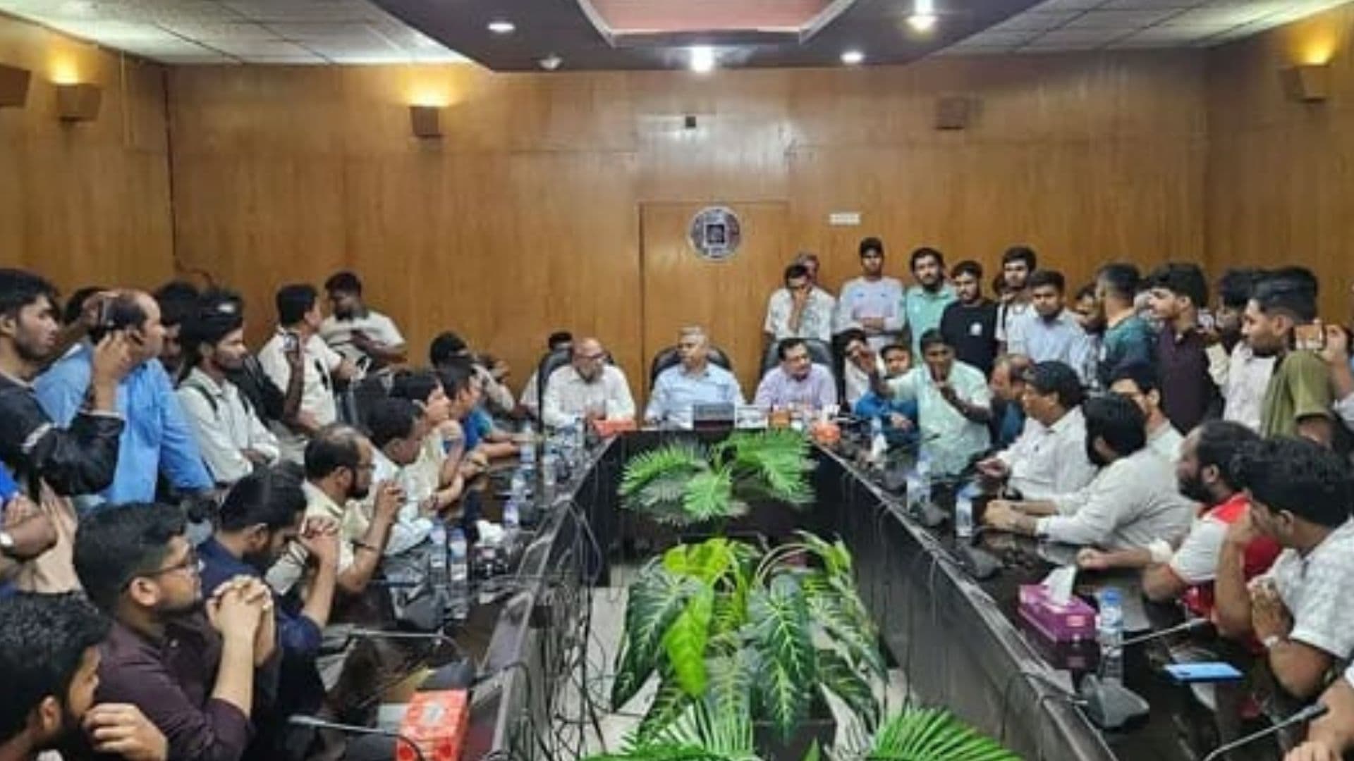 রাবিতে সংঘর্ষের ঘটনা তদন্তে ৫ সদস্যের কমিটি গঠন - খবরের ইমেজ Image