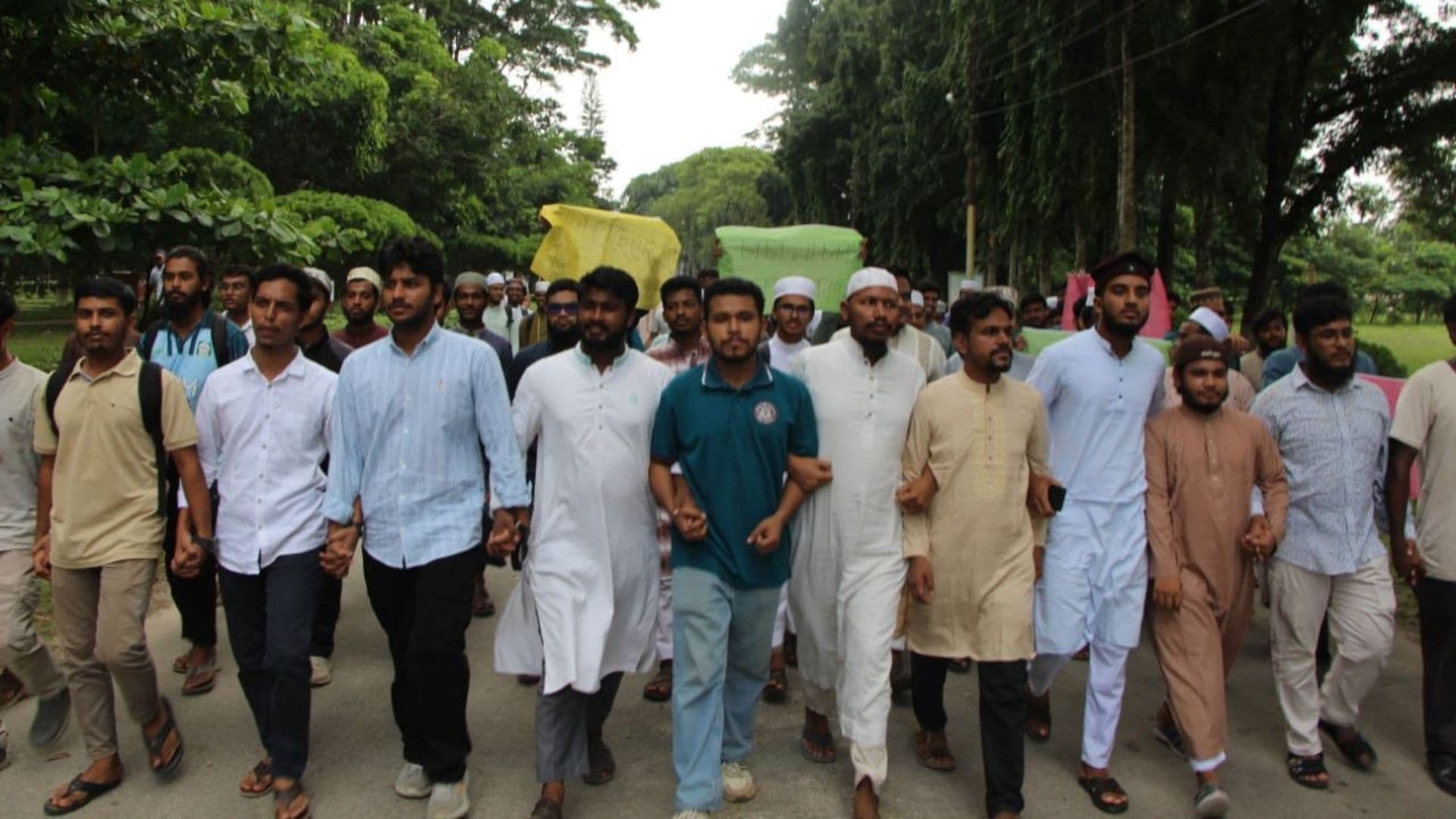 ম্যানেজিং কমিটির হাতে শিক্ষক নিয়োগের ক্ষমতার প্রতিবাদে ইবিতে বিক্ষোভ- খবরের ইমেজ Image