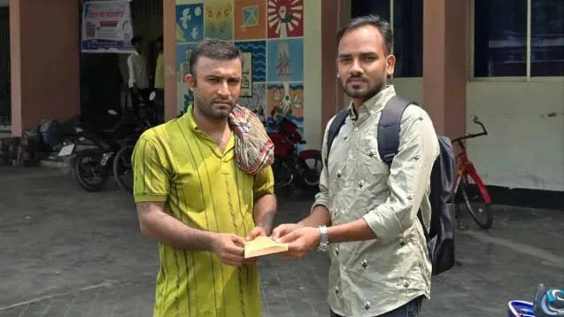 রাবির অসুস্থ হল কর্মচারীর স্ত্রীর পাশে ছাত্রদল কর্মী শাকিল- খবরের থাম্বনেইল ফটো