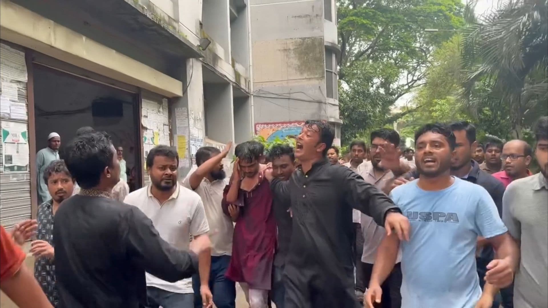 জকসু ভিপি ও জিএসকে ক্যাম্পাসছাড়া করল ছাত্রদল- খবরের থাম্বনেইল ফটো