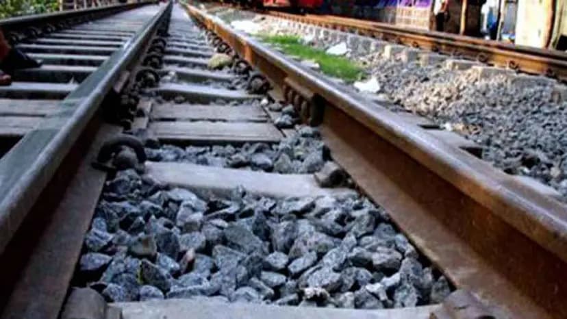 মিরসরাইয়ে ট্রেনের ধাক্কায় শিশুর মৃত্যু- খবরের থাম্বনেইল ফটো