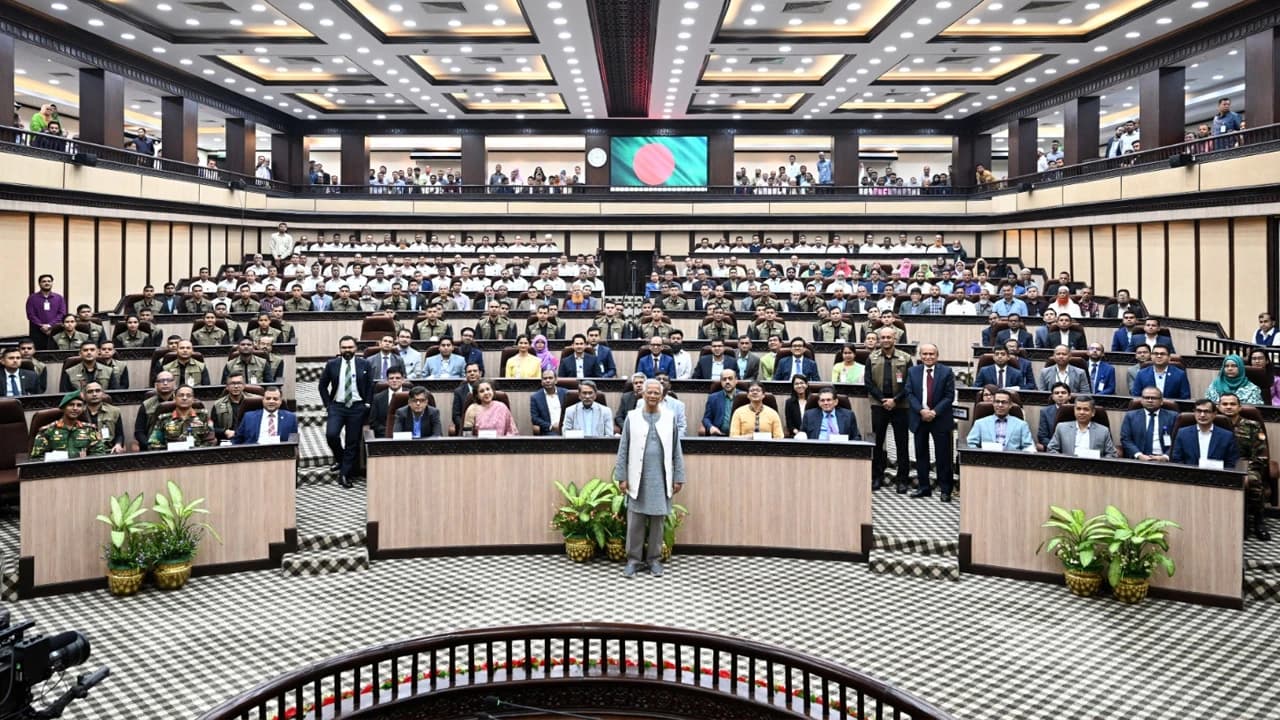 কমকর্তা ও কর্মচারীদের উদ্দেশ্যে বিদায়ী ভাষণ দিলেন প্রধান উপদেষ্টা- খবরের থাম্বনেইল ফটো