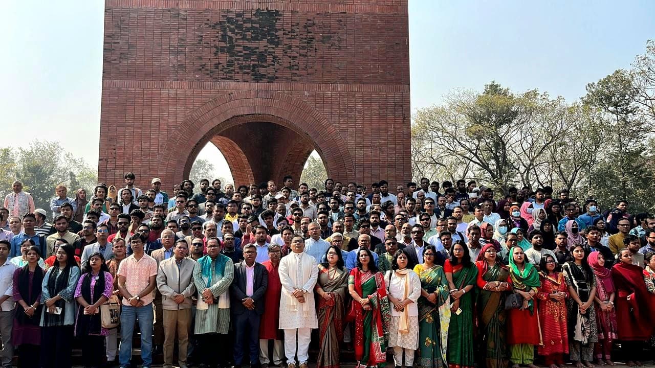গণতান্ত্রিক নবযাত্রার সূচনায় জাবিতে সমবেত কণ্ঠে জাতীয় সংগীত পরিবেশন- খবরের থাম্বনেইল ফটো