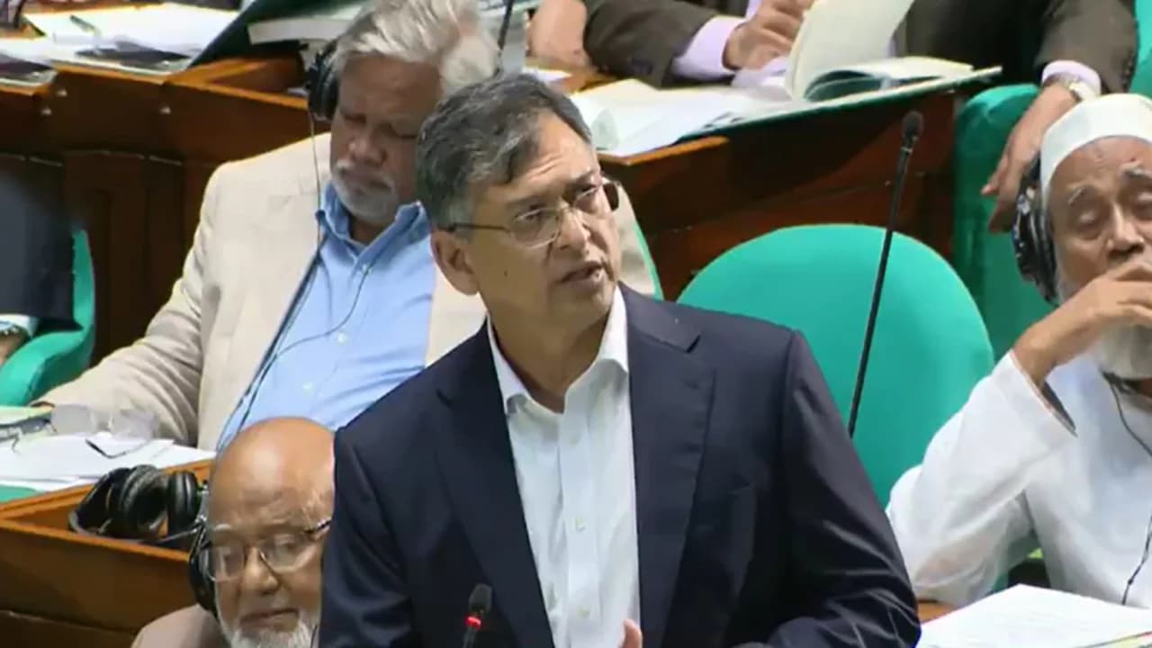 জুলাই সনদ আমরা সংবিধান অনুযায়ী পালন করব: স্বরাষ্ট্রমন্ত্রী- খবরের থাম্বনেইল ফটো