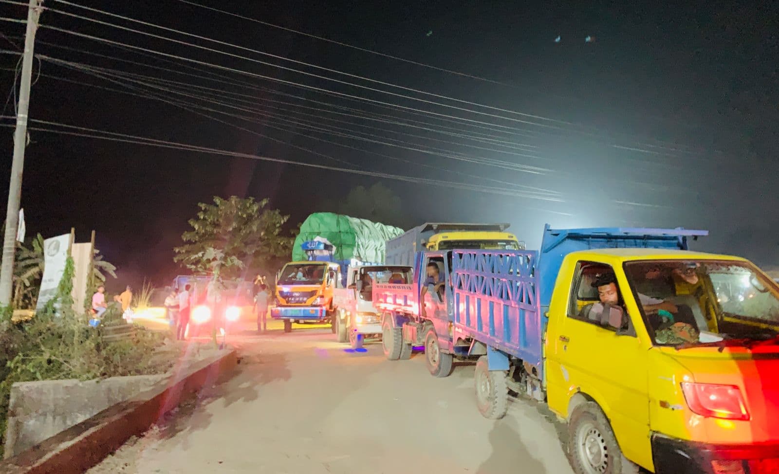 তেলের সংকট দীর্ঘ লাইনে দাঁড়িয়ে আছে শত শত গাড়ি- খবরের থাম্বনেইল ফটো